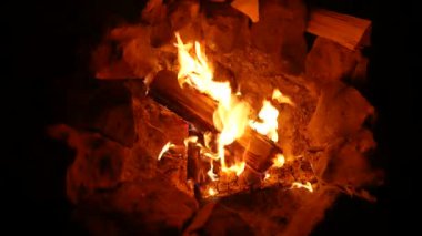 Açık havada şenlik ateşi. Şenlik ateşi taşlarla örtülmüş