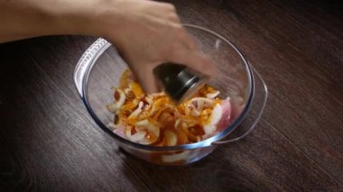 Barbekü için eti marine etme süreci