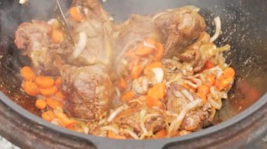 Kazanın içindeki et parçacıkları. Kazanda et pişirmek gibi. Yukarıdan görüntüle.