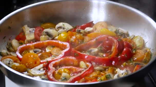 Smažená zelenina ve stříbrné pánvi. Vaření vegetariánské jídlo. — Stock video