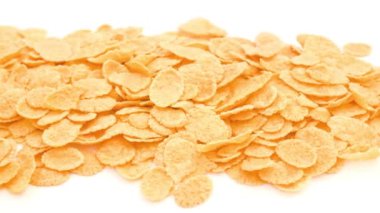 Beyaz arka planda bir mısır gevreği serpintisi