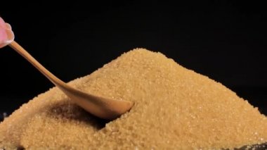 Siyah arkaplanda kahverengi şeker yığını