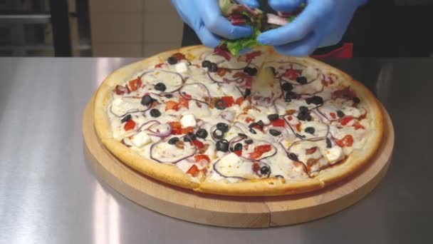 Chef fazendo pizza na cozinha — Vídeo de Stock