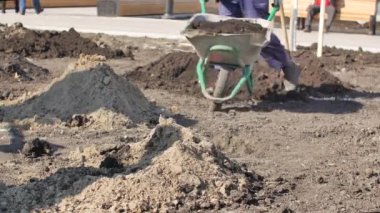 Toprağın el arabasıyla elle taşınması