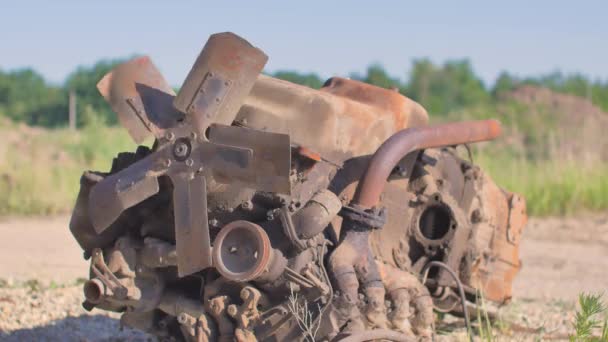 Старий іржавий двигун автомобіля — стокове відео