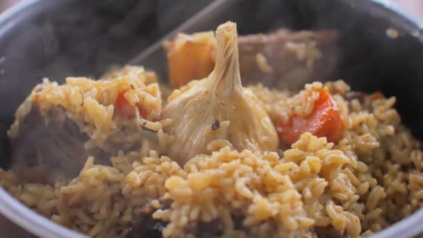 Pilaf in de ketel close up — Stockvideo