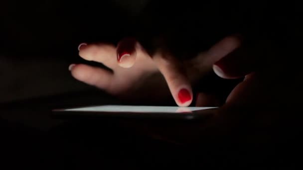 Womans main tape rapidement du texte sur la tablette. — Video