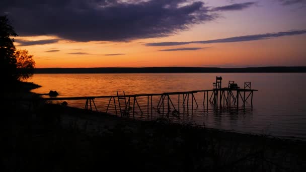 湖の近くに明るい夕暮れ。穏やかな風景です。自然. — ストック動画