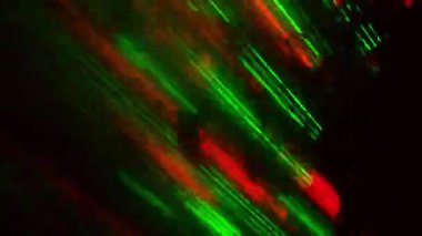 Buharlı ve siyah arkaplanlı yeşil lazer ışınları