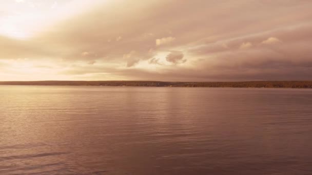 Lac liniștit la apus de soare cu nuanțe neobișnuite — Videoclip de stoc