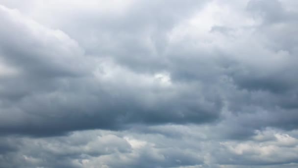 Ciemne chmury przed deszczem. Abstrakcyjne dramatyczne tło. — Wideo stockowe