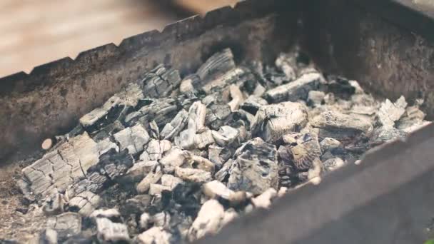 Roodhete stukken steenkool in de vuurpijl voor het koken van voedsel. Houtskool branden op de grill, hete kolen. — Stockvideo