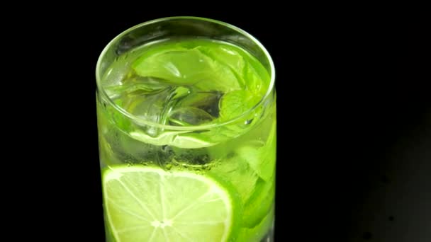 Cóctel Mojito sobre fondo negro — Vídeos de Stock