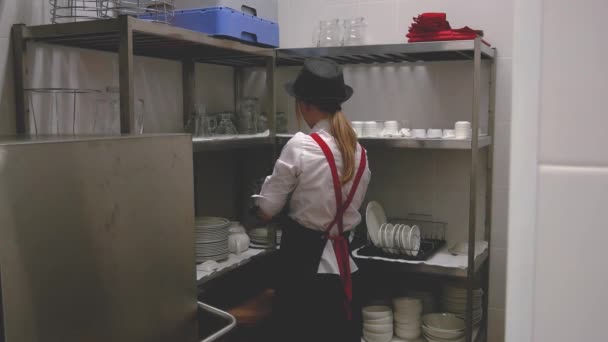 The waitress takes the clean dishes — Stock Video