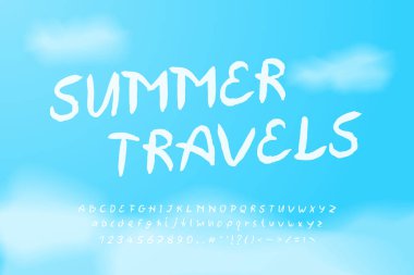 Yaz seyahatleri. Mavi gökyüzü arka planında beyaz vektör yazı tipi. El çizilmiş büyük ve küçük harfler, sayılar, noktalama işaretleri