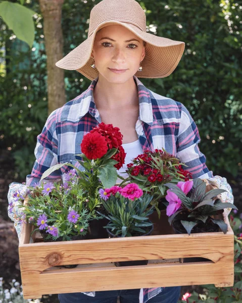 Hermosa Jardinera Con Sombrero Paja Sosteniendo Una Caja Madera Llena — Foto de Stock