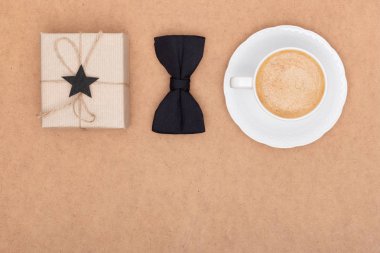 Mutlu Babalar günü arka plan. Kahve, kahverengi zemin düz üzerinde güzel mevcut ve siyah papyon yatıyordu. Babalar günü natürmort Kur.