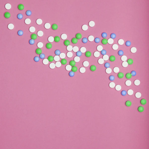 ピンクのパステル色の背景上に分離されて様々 なカラフルな薬の品揃え 薬と処方薬のフラット バック グラウンドを置く — ストック写真