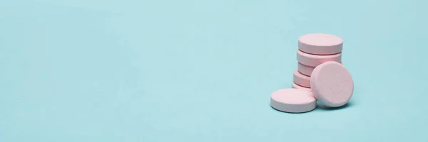 Ροζ Χάπια Συνταγών Μπλε Παστέλ Χρωματιστό Φόντο Φάρμακα Και Συμπληρώματα — Φωτογραφία Αρχείου