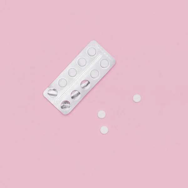 Witte Pillen Blister Pack Roze Pastel Gekleurde Achtergrond Farmaceutische Industrie — Stockfoto