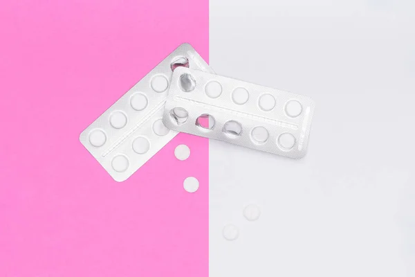 Белые Таблетки Пузырь Пакет Розовом Пастельном Фоне Фармацевтическая Промышленность Минимальный — стоковое фото