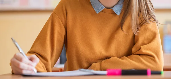 Estudiantes Haciendo Examen Clase Prueba Educación Concepto Alfabetización Banner Web — Foto de Stock