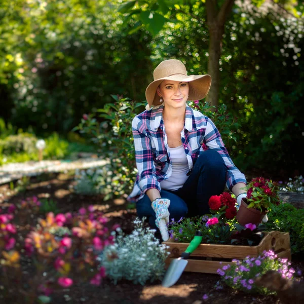 Hermosa Jardinera Femenina Mirando Cámara Sonriendo Sosteniendo Una Caja Madera — Foto de Stock