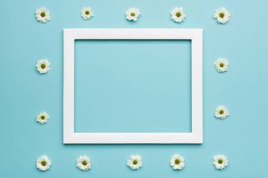 Mutlu babalar günü Pastel mavi şeker renkleri arka plan. Resim çerçevesi kadar sahte ile düz yatıyordu minimalizm tebrik kartı.