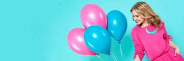 Muhteşem Doğum günü parti kıyafeti renkli balonlar tutan kız. Çekici trendy genç kutluyor Doğum günü. Parti konsepti üzerine pastel mavi arka plan. Web afiş.