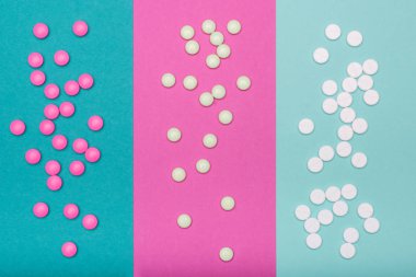 Pastel renkli arka plan üzerinde izole çeşitli renkli hapları ürün yelpazesine. İlaç ve reçeteli ilaç düz yatıyordu arka plan.