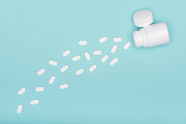 Garrafa Medicação Pílulas Brancas Derramadas Fundo Azul Pastel Colorido Medicação — Fotografia de Stock