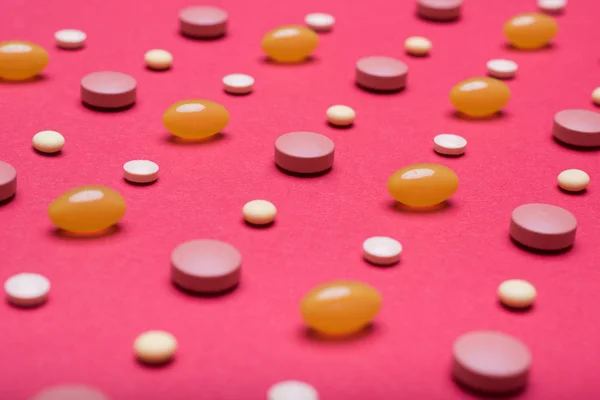 Sortiment Různých Barevných Pilulek Červenou Barvu Pozadí Léky Předpis Prášky — Stock fotografie
