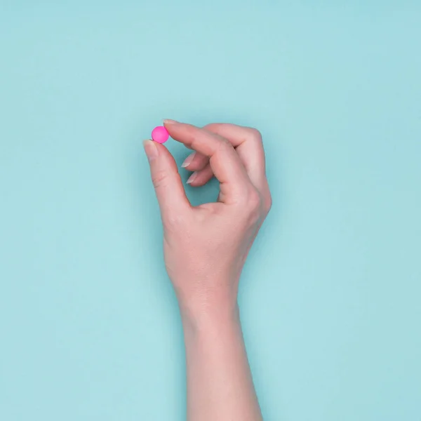 Вид Зверху Жіночу Руку Тримає Рожеву Таблетку Рецептом Пастельному Синьому — стокове фото