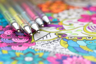 Yetişkin renklendirme kitap, yeni stres giderici eğilim. Sanat terapisi, ruh sağlığı, yaratıcılık ve mindfulness kavramı. Yetişkin renklendirme sayfa pastel renkli jel kalem ile yakından.