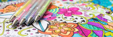 Yetişkin renklendirme kitap, yeni stres giderici eğilim. Sanat terapisi, ruh sağlığı, yaratıcılık ve mindfulness kavramı. Web afiş, panoramik yakın atış.
