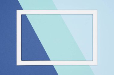 Pastel mavi soyut geometrik düz yatıyordu ve turkuaz renkli kağıt arka plan. Boş resim çerçevesini kadar sahte şablonuyla minimalizm.
