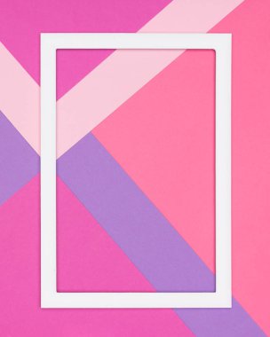 Soyut geometrik pastel pembe ve ultra violet kağıt düz yatıyordu arka plan. Minimalizm ve geometri şablon boş resim çerçevesi ile yukarı alay.