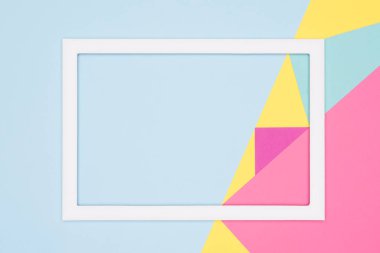 Soyut geometri düz pastel mavi, pembe ve sarı kağıt doku minimalizm arka plan yattı. Kadar en az geometrik şekiller ve çizgiler şablon boş resim çerçevesi ile alay.