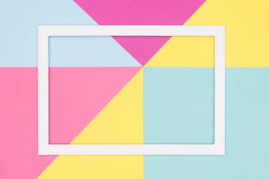 Soyut geometri düz pastel mavi, pembe ve sarı kağıt doku minimalizm arka plan yattı. Kadar en az geometrik şekiller ve çizgiler şablon boş resim çerçevesi ile alay.
