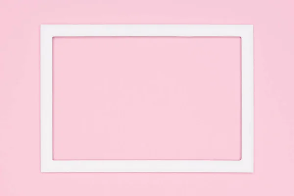 抽象的なフラットには パステル調のピンク色の紙テクスチャ ミニマリズム背景が横たわっていた 空の図枠のモックアップと最小限のテンプレート — ストック写真