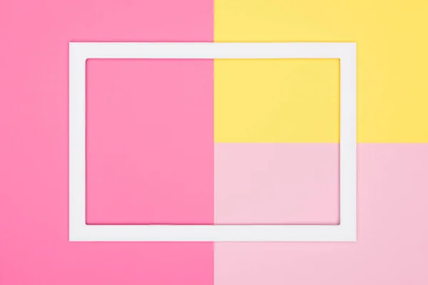 抽象几何粉彩粉红色和黄色纸平躺背景 几何和对称模板与空相框模拟 — 图库照片
