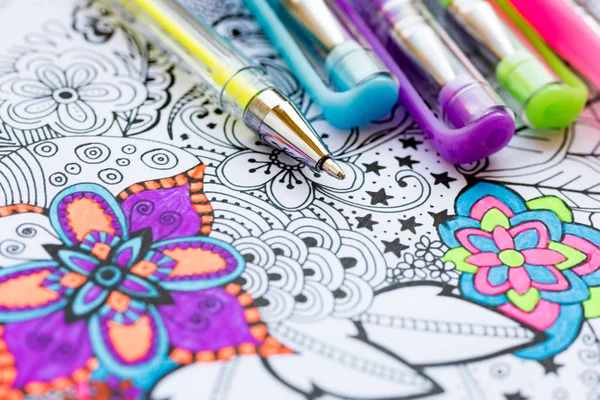 Yetişkin renklendirme kitap, yeni stres giderici eğilim. Sanat terapisi, ruh sağlığı, yaratıcılık ve mindfulness kavramı. Yetişkin renklendirme sayfa pastel renkli jel kalem ile yakından.