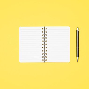 Beyin fırtınası, fikir, yaratıcılık kavramı. Ofis masası ile açık not defteri ve kalem pastel renkli arka plan üzerinde boş sahte üstten görünüm fotoğraf. Çalışma alanı Resepsiyon düz yatıyordu.