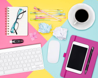 Ofis Masası çalışma alanı düz yatıyordu. Pastel arka plan üzerinde klavye, Not defteri ve kahve Kupası ile çalışma alanının üstten görünüm fotoğraf. Pastel renk çalışma Resepsiyon kavramı.