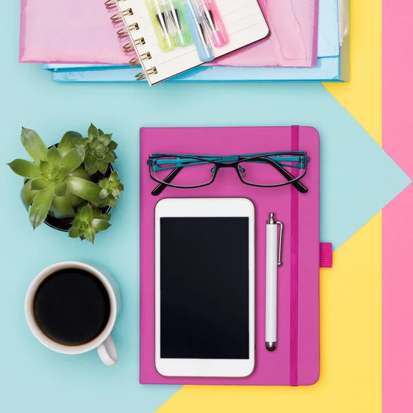 Feminina Office Desk Arbetar Utrymme Platt Lay Ovanifrån Foto Arbetsytan — Stockfoto