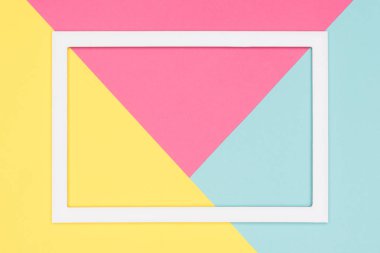 Soyut geometrik pastel mavi, pembe ve sarı kağıt düz yatıyordu arka plan. Boş resim çerçevesini sahte kadar minimalizm, geometri ve simetri şablonuyla.