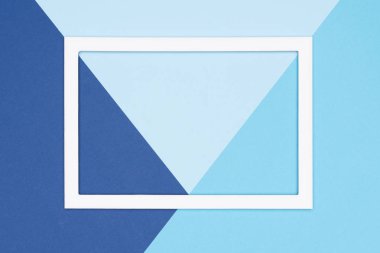 Soyut geometrik düz pastel mavi renkli kağıt arka plan yattı. Boş resim çerçevesini sahte kadar minimalizm, geometri ve simetri şablonuyla.