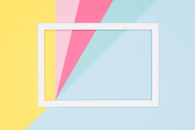 Soyut geometri düz pastel mavi, pembe ve sarı kağıt doku minimalizm arka plan yattı. Kadar en az geometrik şekiller ve çizgiler şablon boş resim çerçevesi ile alay.