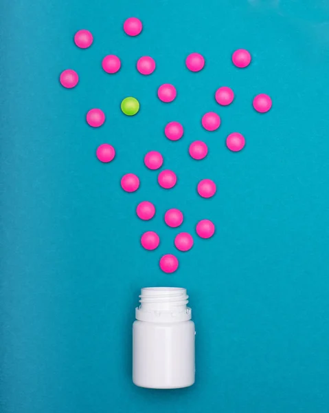 薬瓶と明るいピンクの錠剤は 暗い背景に青い色にこぼした 薬と処方薬のフラット バック グラウンドを置く — ストック写真