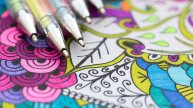 Yetişkin renklendirme kitap, yeni stres giderici eğilim. Sanat terapisi, ruh sağlığı, yaratıcılık ve mindfulness kavramı. Yetişkin renklendirme sayfa pastel renkli jel kalem ile yakından.